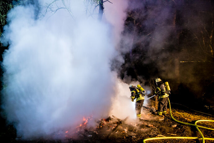 Gartenhaus im Vollbrand, Feuerwehr Winnenden, Gemarkung Leutenbach, 18.12.2020.