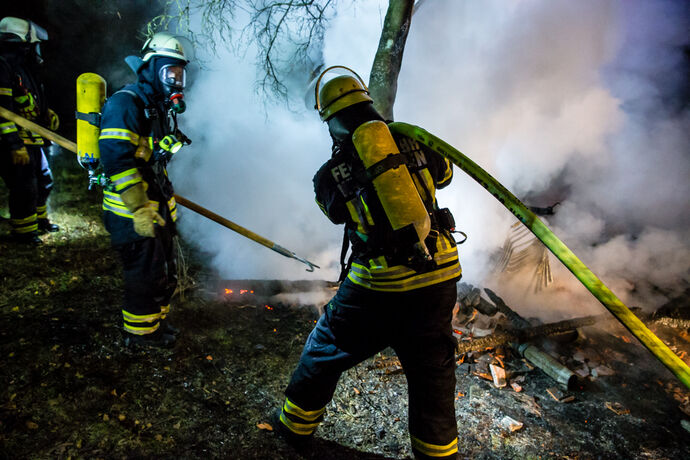 Gartenhaus im Vollbrand, Feuerwehr Winnenden, Gemarkung Leutenbach, 18.12.2020.