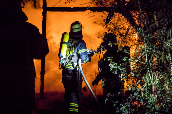 Gartenhaus im Vollbrand, Feuerwehr Winnenden, Gemarkung Leutenbach, 18.12.2020.