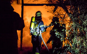 Gartenhaus im Vollbrand, Feuerwehr Winnenden, Gemarkung Leutenbach, 18.12.2020.