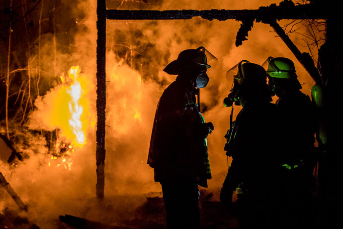 Gartenhaus im Vollbrand, Feuerwehr Winnenden, Gemarkung Leutenbach, 18.12.2020.