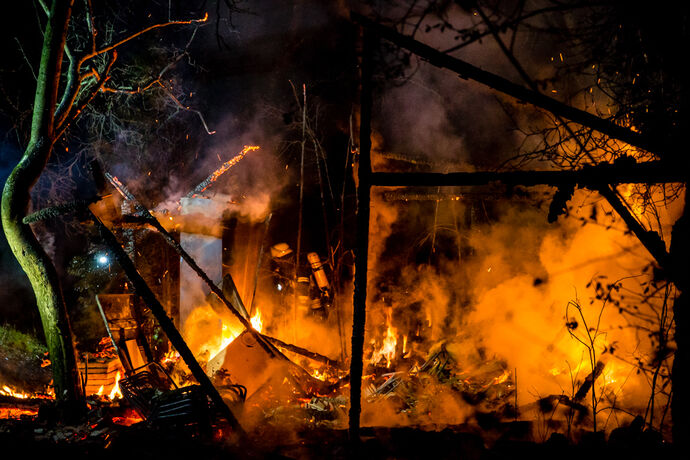 Gartenhaus im Vollbrand, Feuerwehr Winnenden, Gemarkung Leutenbach, 18.12.2020.