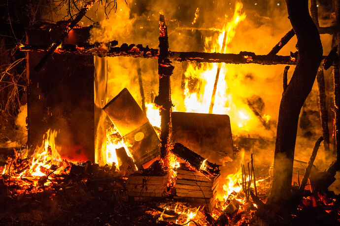 Gartenhaus im Vollbrand, Feuerwehr Winnenden, Gemarkung Leutenbach, 18.12.2020.