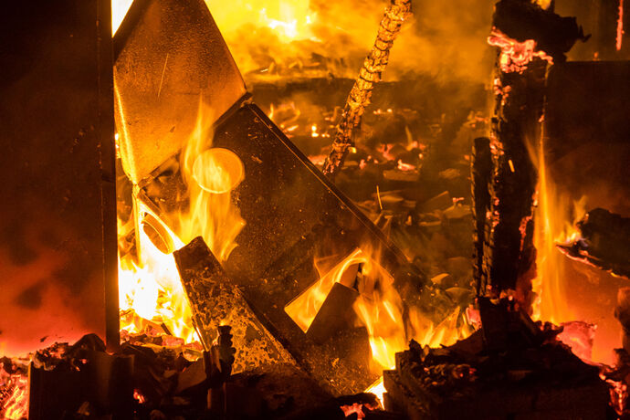 Gartenhaus im Vollbrand, Feuerwehr Winnenden, Gemarkung Leutenbach, 18.12.2020.