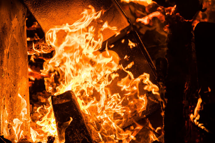 Gartenhaus im Vollbrand, Feuerwehr Winnenden, Gemarkung Leutenbach, 18.12.2020.
