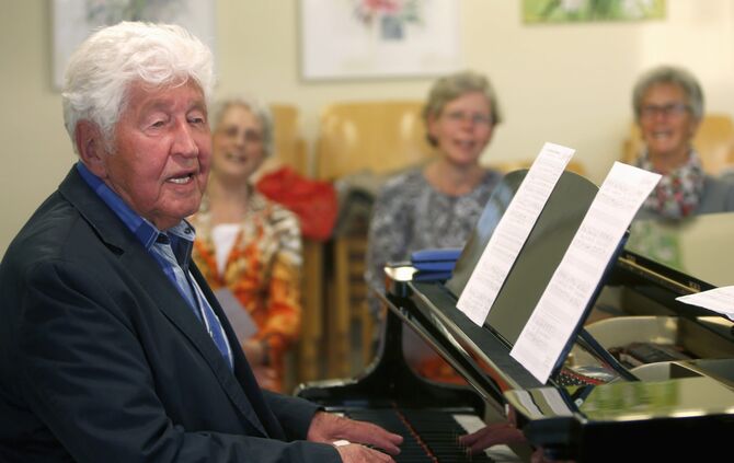 Dirigent Gotthilf Fischer Schwaikheim Fritz-Ulrich-Halle, Badstraße. Gotthilf Fischer feiert Jubiläum - 50 Jahre Dirigent beim M