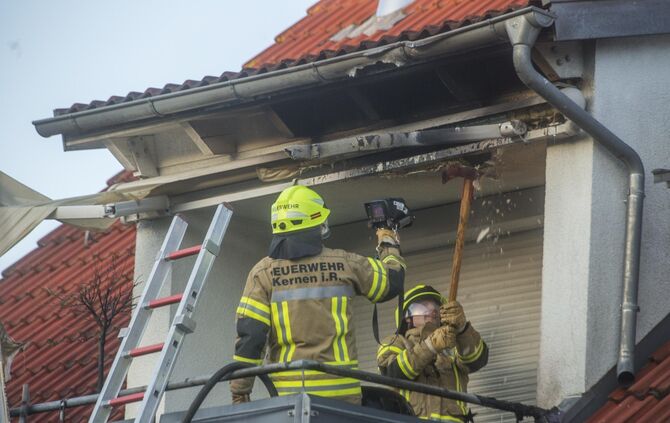 Gasflasche fÃ¤ngt auf Balkon Feuer: Brand breitet sich bereits auf Dachstuhl aus_0