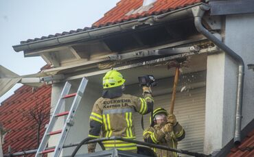 Gasflasche fÃ¤ngt auf Balkon Feuer: Brand breitet sich bereits auf Dachstuhl aus_0