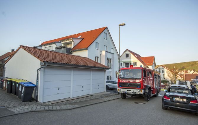 Gasflasche fÃ¤ngt auf Balkon Feuer: Brand breitet sich bereits auf Dachstuhl aus_2