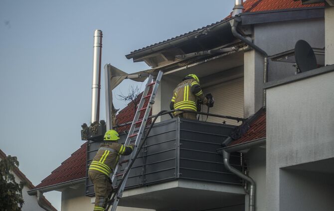 Gasflasche fÃ¤ngt auf Balkon Feuer: Brand breitet sich bereits auf Dachstuhl aus_3