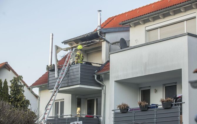 Gasflasche fÃ¤ngt auf Balkon Feuer: Brand breitet sich bereits auf Dachstuhl aus_4
