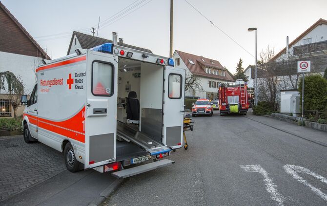 Gasflasche fÃ¤ngt auf Balkon Feuer: Brand breitet sich bereits auf Dachstuhl aus_5