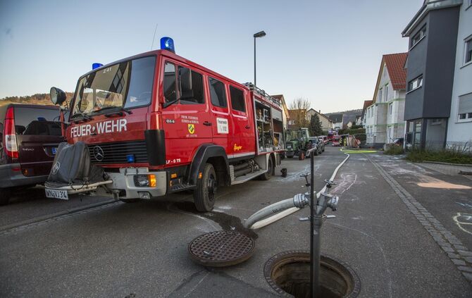Gasflasche fÃ¤ngt auf Balkon Feuer: Brand breitet sich bereits auf Dachstuhl aus_6