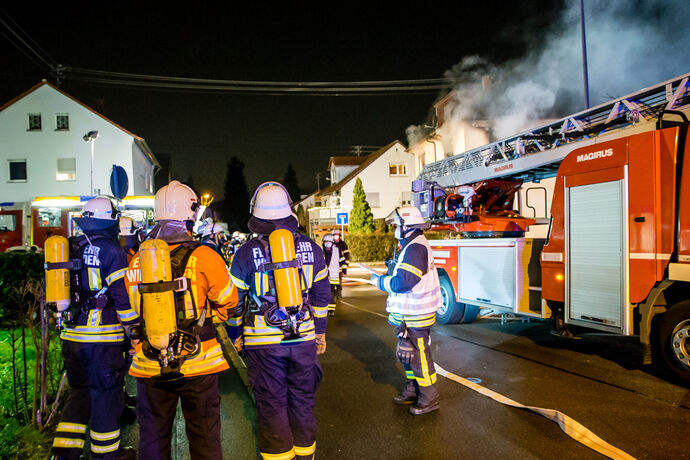 1 Tote bei Wohnhausbrand, Bachstr., Winnenden, 21.12.2020.