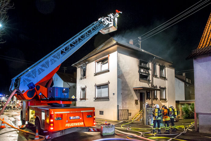 1 Tote bei Wohnhausbrand, Bachstr., Winnenden, 21.12.2020.
