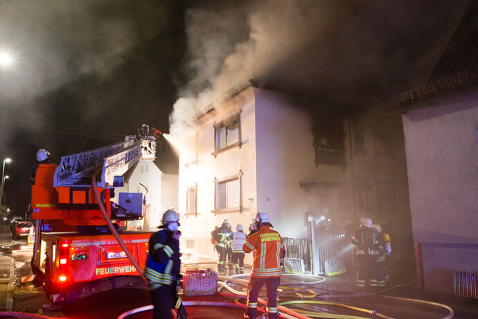 1 Tote bei Wohnhausbrand, Bachstr., Winnenden, 21.12.2020.