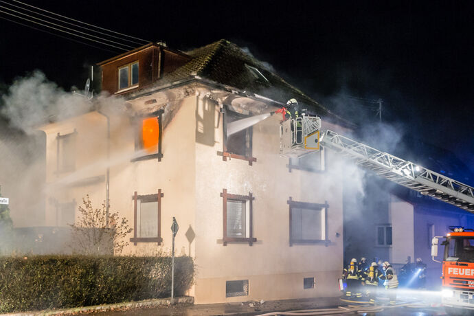 1 Tote bei Wohnhausbrand, Bachstr., Winnenden, 21.12.2020.