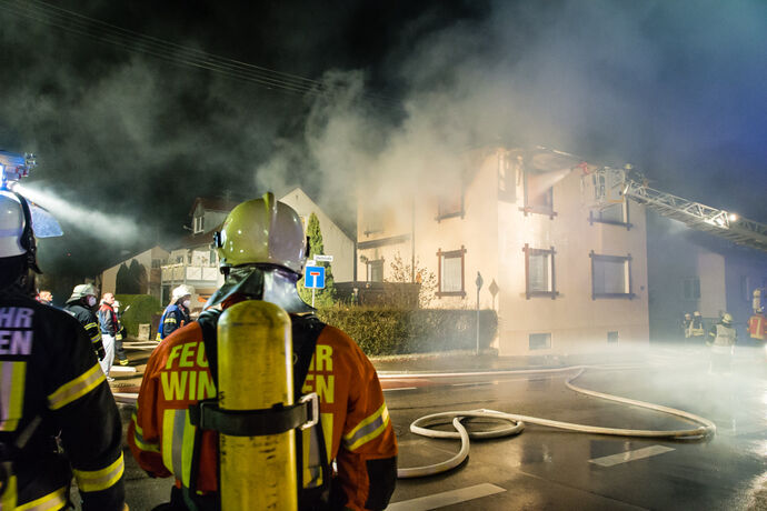 1 Tote bei Wohnhausbrand, Bachstr., Winnenden, 21.12.2020.