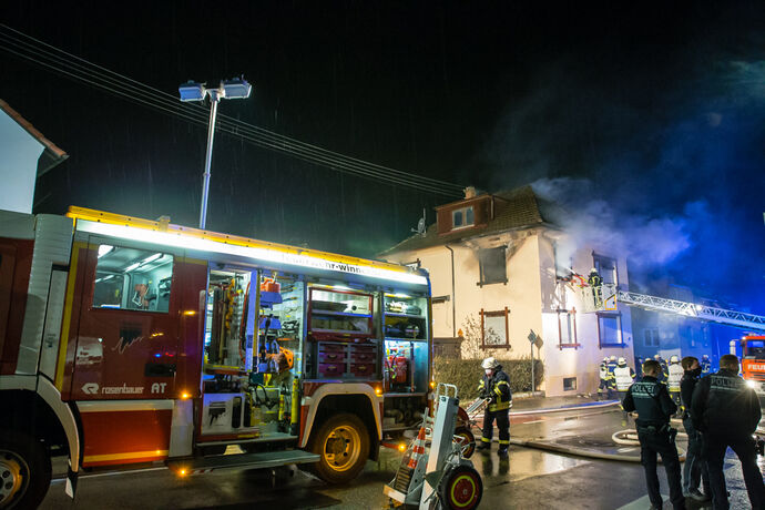1 Tote bei Wohnhausbrand, Bachstr., Winnenden, 21.12.2020.