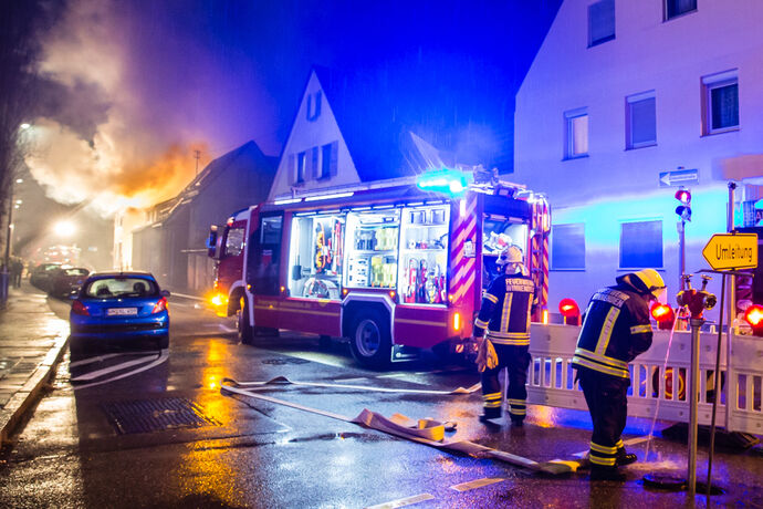 1 Tote bei Wohnhausbrand, Bachstr., Winnenden, 21.12.2020.