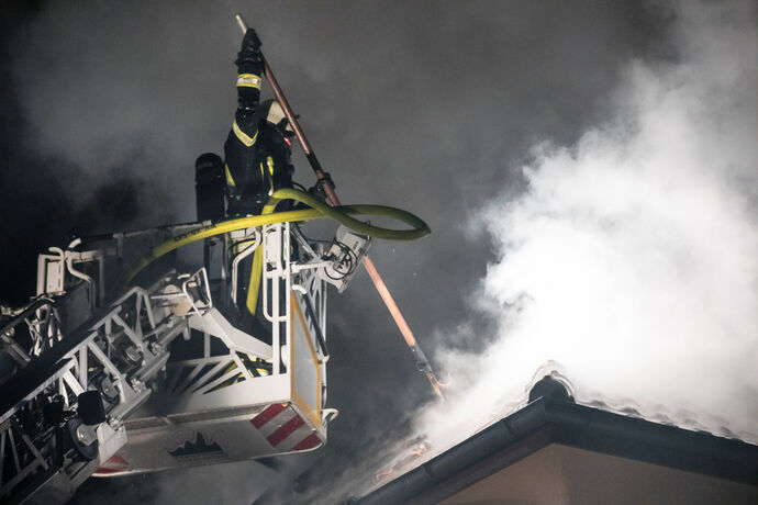 1 Tote bei Wohnhausbrand, Bachstr., Winnenden, 21.12.2020.