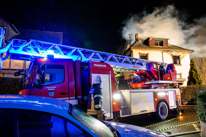 1 Tote bei Wohnhausbrand, Bachstr., Winnenden, 21.12.2020.