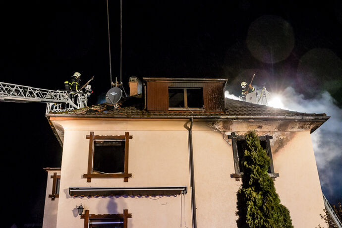 1 Tote bei Wohnhausbrand, Bachstr., Winnenden, 21.12.2020.