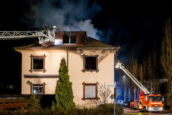 1 Tote bei Wohnhausbrand, Bachstr., Winnenden, 21.12.2020.