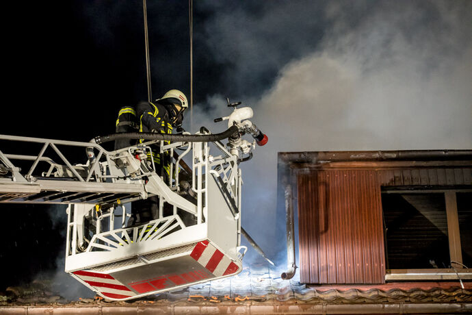 1 Tote bei Wohnhausbrand, Bachstr., Winnenden, 21.12.2020.