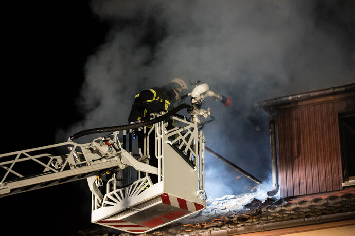 1 Tote bei Wohnhausbrand, Bachstr., Winnenden, 21.12.2020.