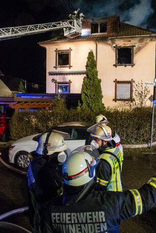 1 Tote bei Wohnhausbrand, Bachstr., Winnenden, 21.12.2020.