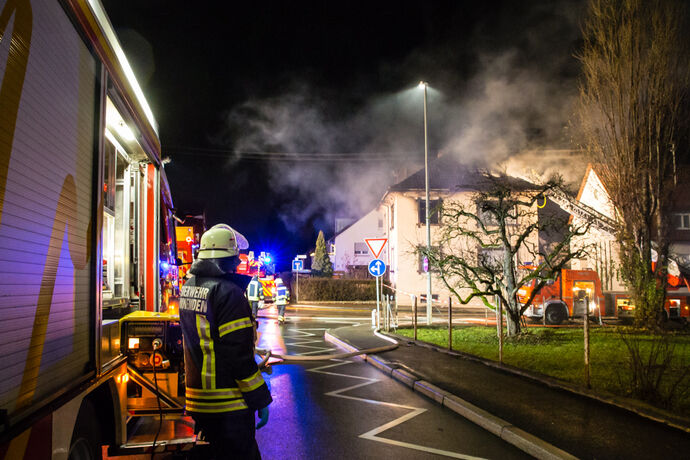 1 Tote bei Wohnhausbrand, Bachstr., Winnenden, 21.12.2020.