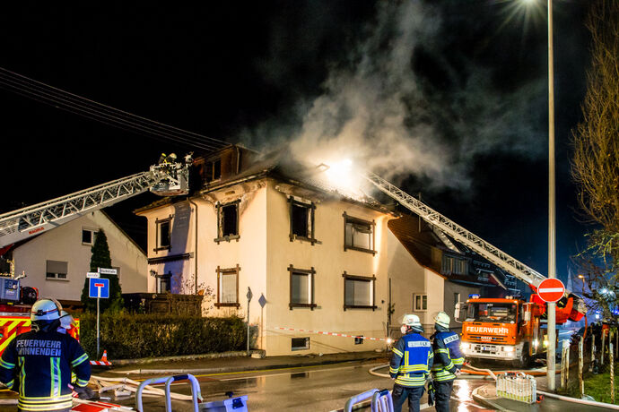 1 Tote bei Wohnhausbrand, Bachstr., Winnenden, 21.12.2020.