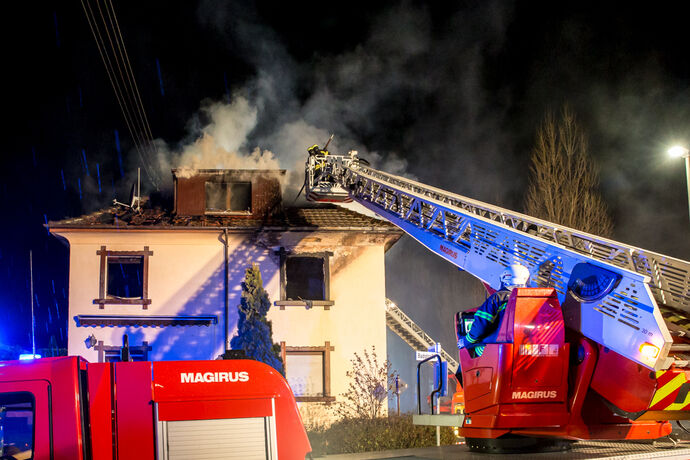 1 Tote bei Wohnhausbrand, Bachstr., Winnenden, 21.12.2020.