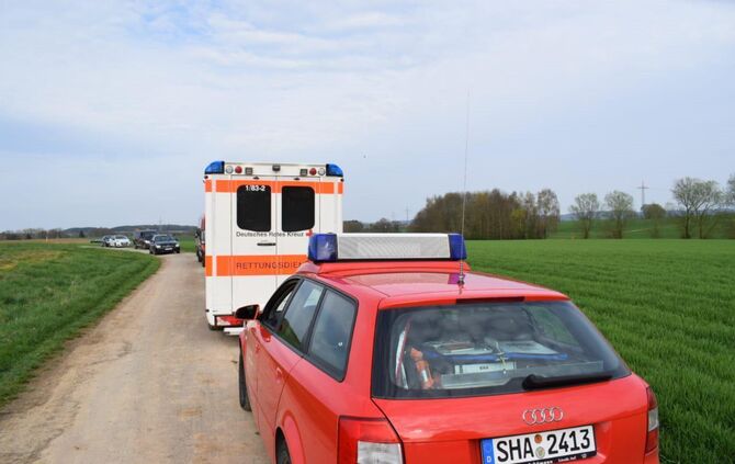 Tödlicher Luftfahrtunfall zwischen Ultraleichtflieger und anderem Flugzeug in Tüngental, Rettungskräfte vor Ort, Explosionsgefah