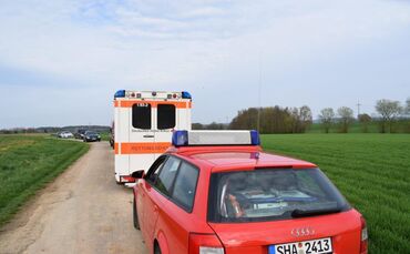Tödlicher Luftfahrtunfall zwischen Ultraleichtflieger und anderem Flugzeug in Tüngental, Rettungskräfte vor Ort, Explosionsgefah