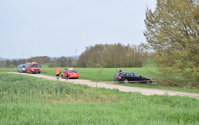 Tödlicher Luftfahrtunfall zwischen Ultraleichtflieger und anderem Flugzeug in Tüngental, Rettungskräfte vor Ort, Explosionsgefah
