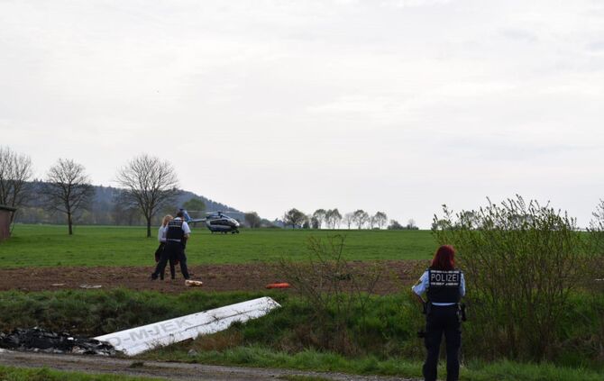 Tödlicher Luftfahrtunfall zwischen Ultraleichtflieger und anderem Flugzeug in Tüngental, Rettungskräfte vor Ort, Explosionsgefah