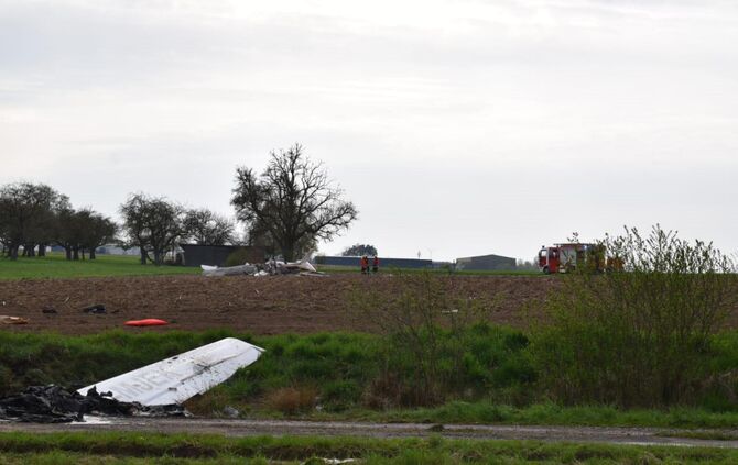 Tödlicher Luftfahrtunfall zwischen Ultraleichtflieger und anderem Flugzeug in Tüngental, Rettungskräfte vor Ort, Explosionsgefah