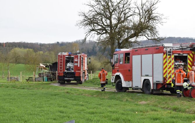 Tödlicher Luftfahrtunfall zwischen Ultraleichtflieger und anderem Flugzeug in Tüngental, Rettungskräfte vor Ort, Explosionsgefah