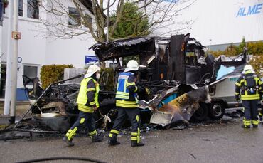 Hohenacker: Wohnwagen brennt komplett aus