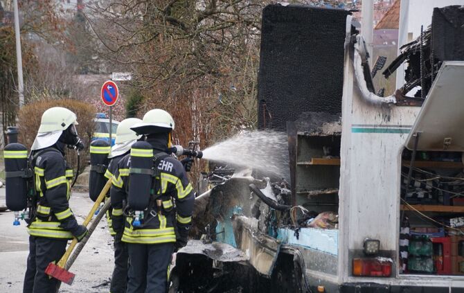 Hohenacker: Wohnwagen brennt komplett aus