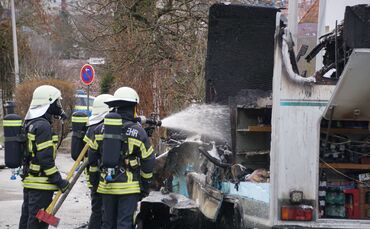 Hohenacker: Wohnwagen brennt komplett aus