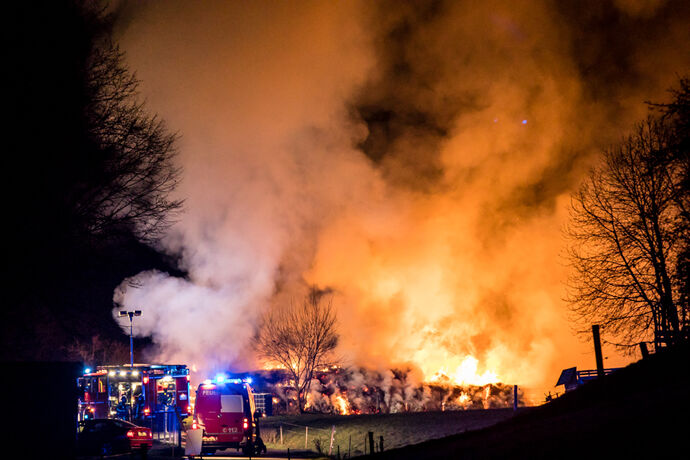 Brennen ueber 120 Strohballen, Leutenbach, 28.12.2020.