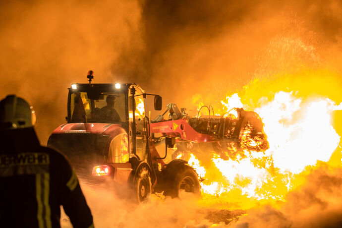 Brennen ueber 120 Strohballen, Leutenbach, 28.12.2020.