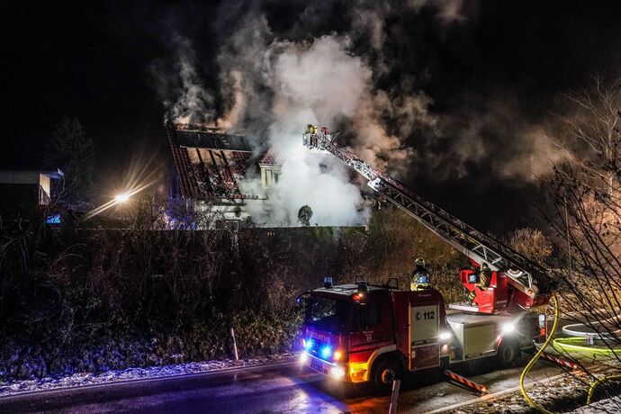 Murrhardt-Kirchenkirnberg: Gebaeudebrand - Bewohner koennen sich rechtzeitig retten