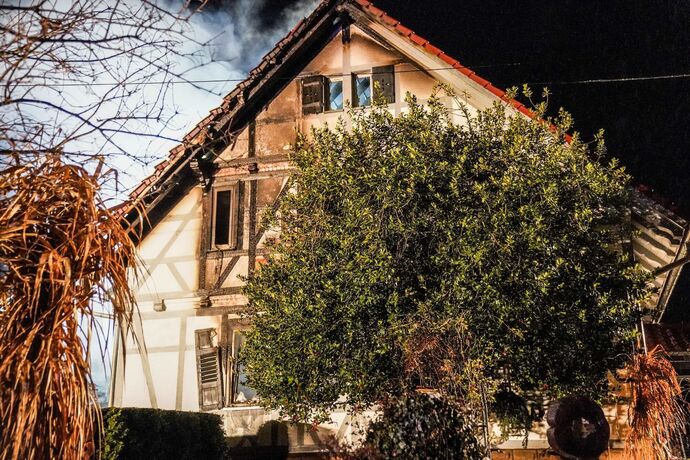 Murrhardt-Kirchenkirnberg: Gebaeudebrand - Bewohner koennen sich rechtzeitig retten