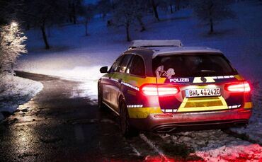 Streufahrzeug in Bach gestürzt