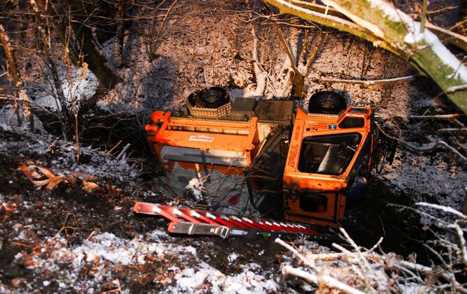Weissach im Tal: Streufahrzeug kippt in den Bach