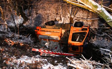 Weissach im Tal: Streufahrzeug kippt in den Bach